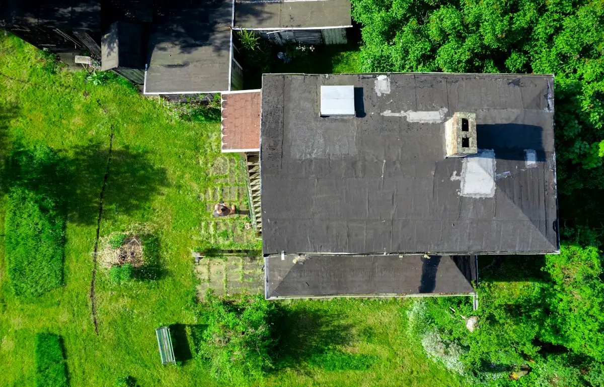 An aerial view of a house surrounded by trees (stock photo)