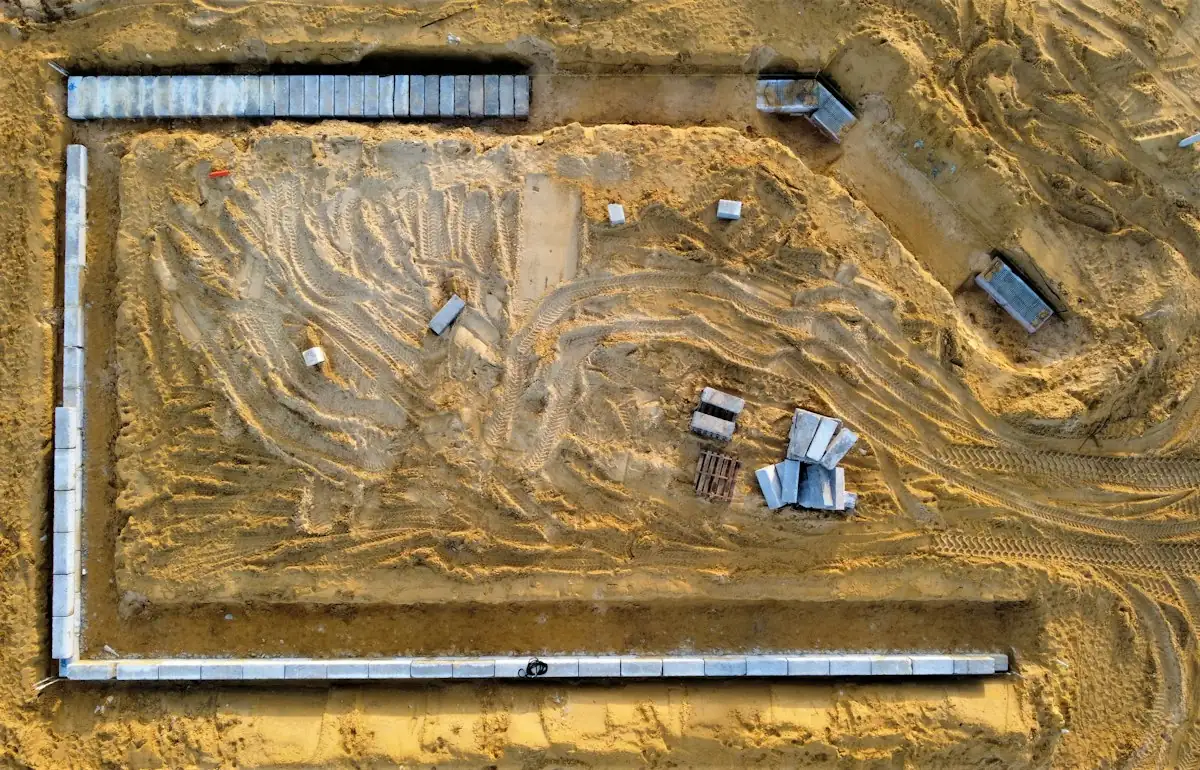 An aerial view of a construction site in the desert (stock photo)