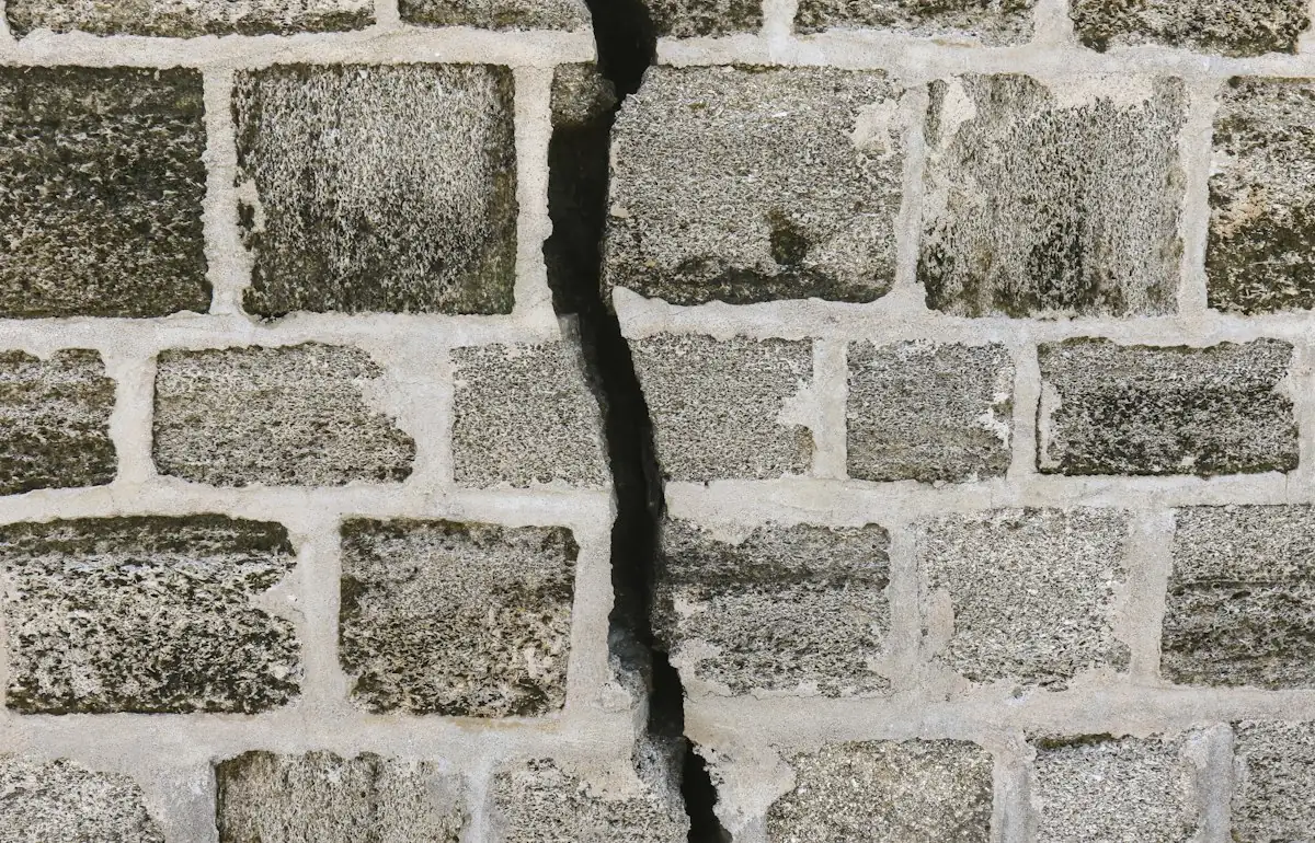 White and gray brick wall (stock photo)