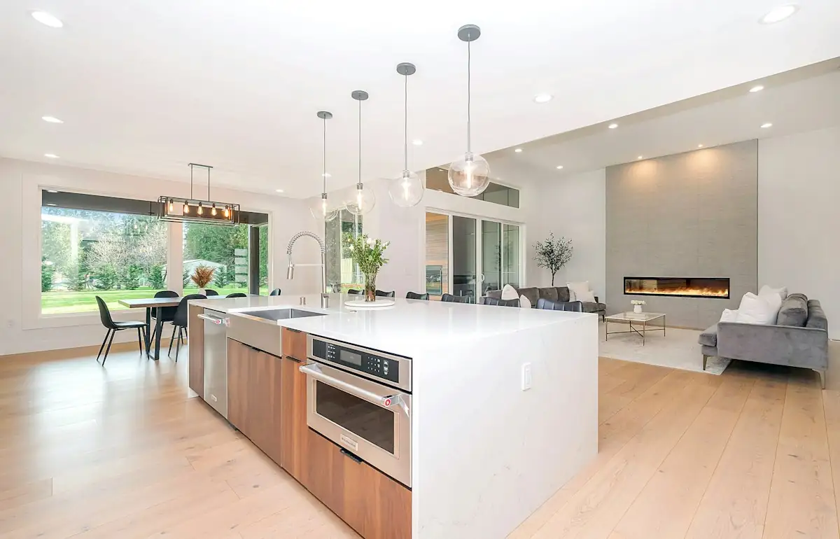 White and brown kitchen counter (stock photo)